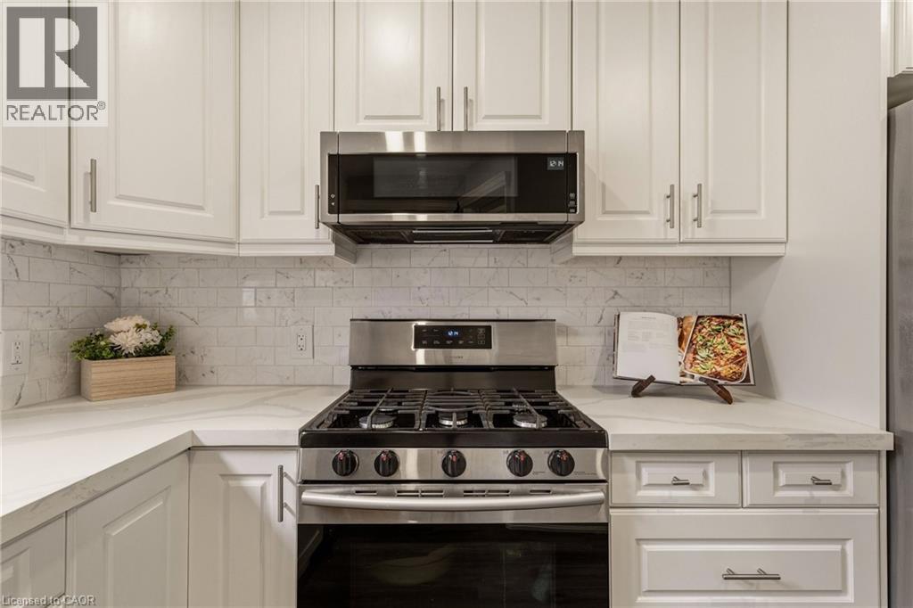 14 Mars Avenue, Hamilton, ON - Indoor Photo Showing Kitchen
