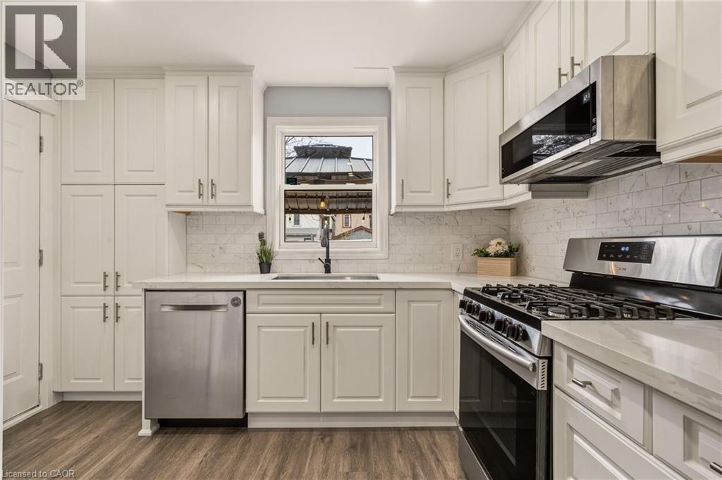 14 Mars Avenue, Hamilton, ON - Indoor Photo Showing Kitchen With Upgraded Kitchen