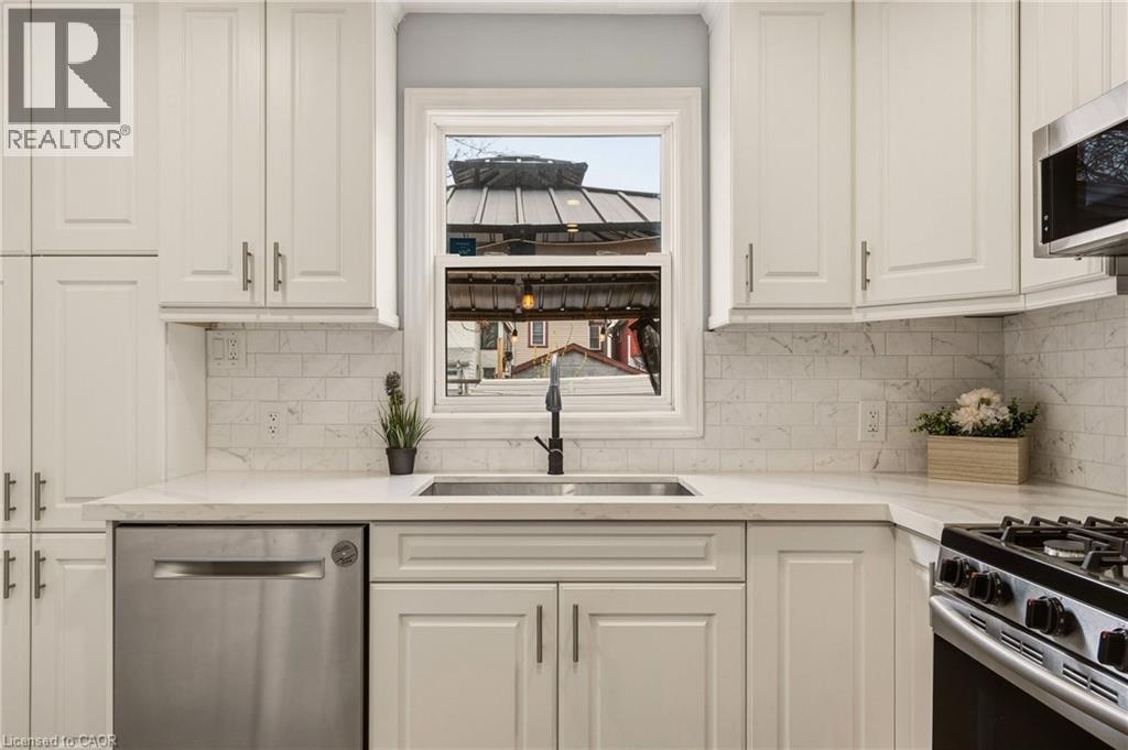 14 Mars Avenue, Hamilton, ON - Indoor Photo Showing Kitchen