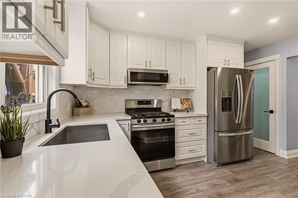 14 Mars Avenue, Hamilton, ON - Indoor Photo Showing Kitchen With Upgraded Kitchen