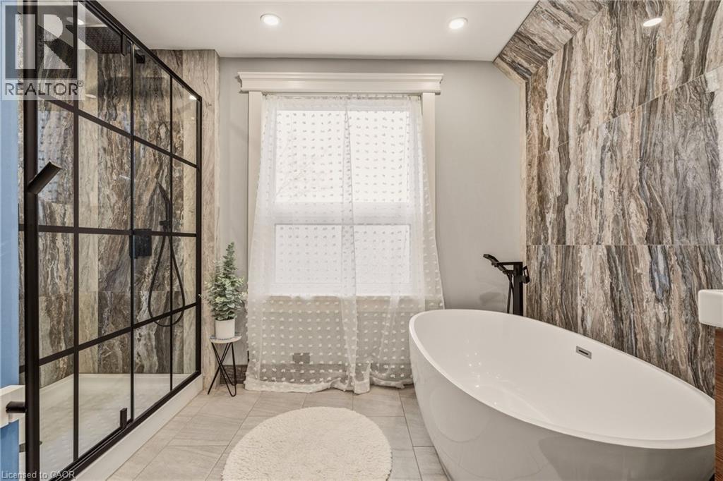 14 Mars Avenue, Hamilton, ON - Indoor Photo Showing Bathroom