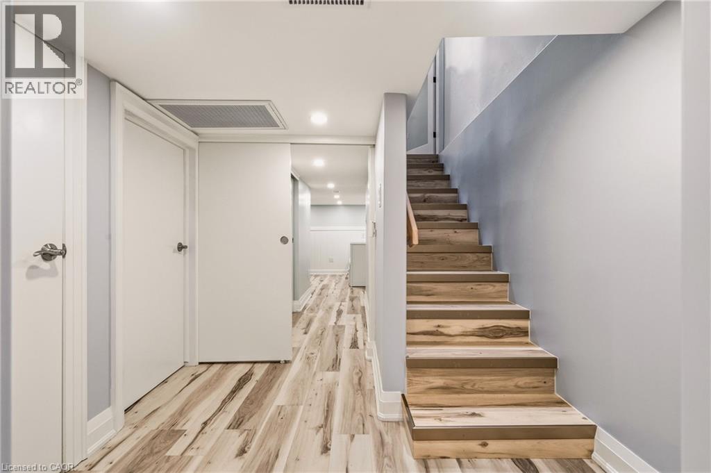 14 Mars Avenue, Hamilton, ON - Indoor Photo Showing Other Room