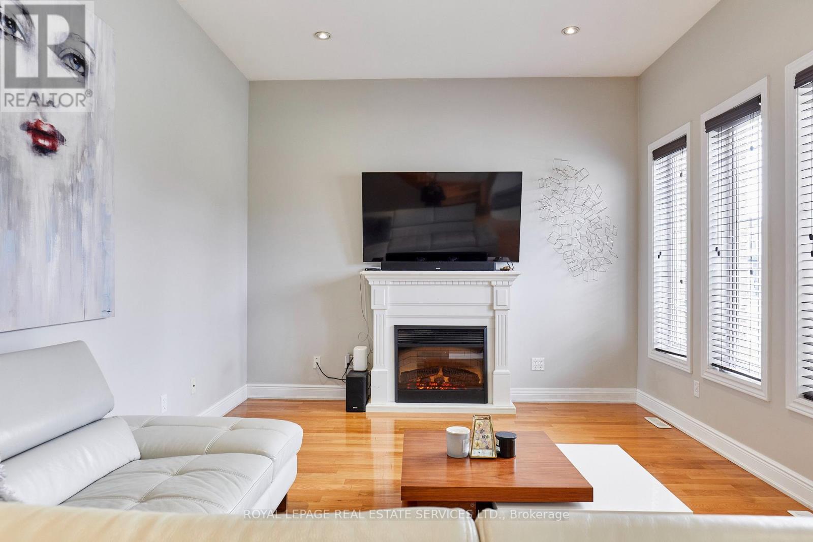 100 Walker Road W, Caledon, ON - Indoor Photo Showing Living Room With Fireplace