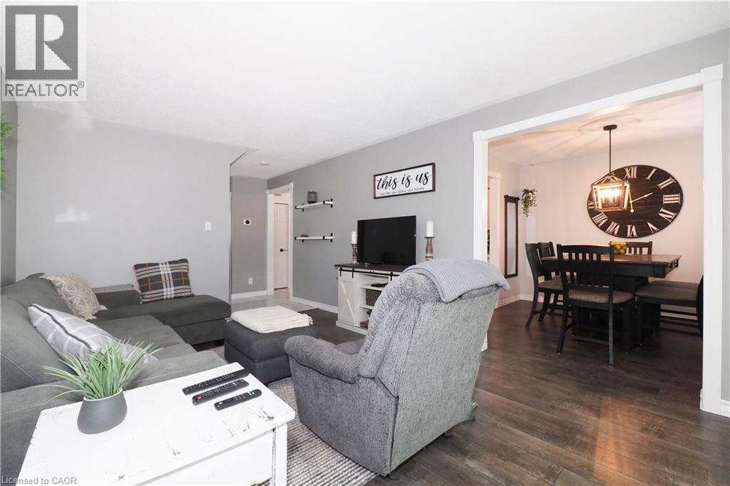 Living Room - 15 Dales Drive, Drayton, ON - Indoor Photo Showing Living Room