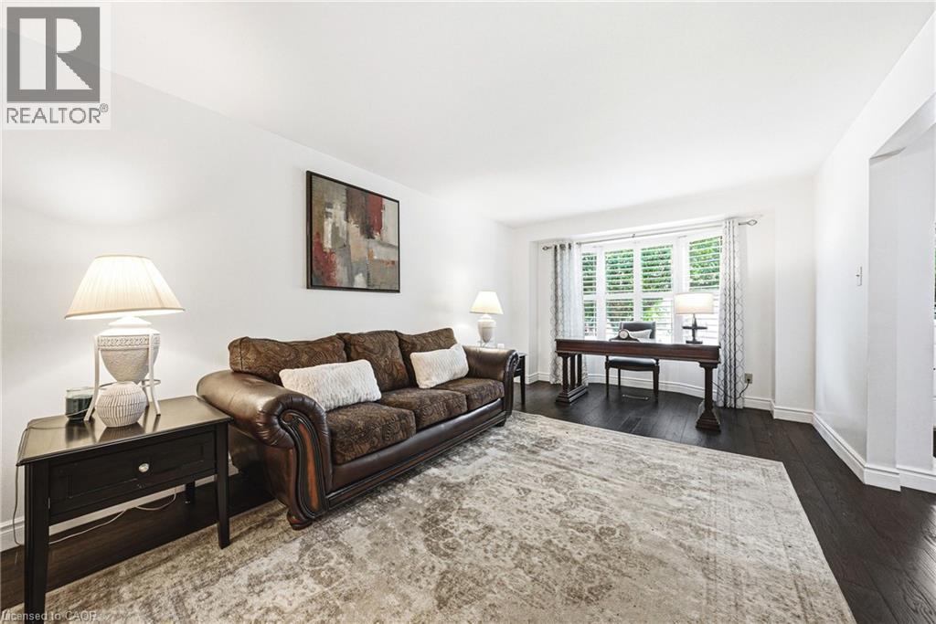 3217 Sovereign Road, Burlington, ON - Indoor Photo Showing Living Room
