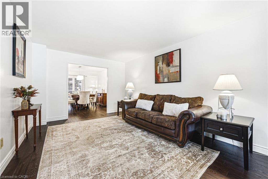 3217 Sovereign Road, Burlington, ON - Indoor Photo Showing Living Room