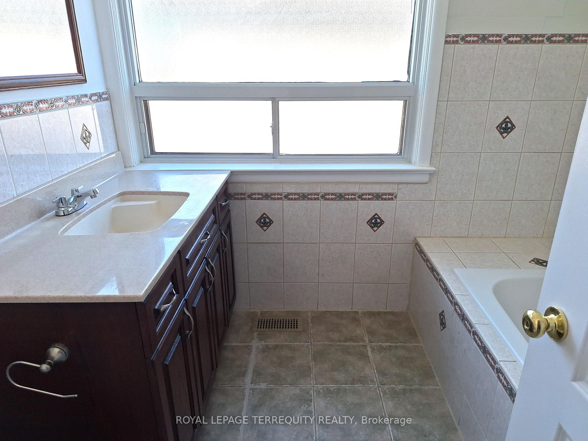 17 Compton Crescent, Toronto, ON - Indoor Photo Showing Bathroom