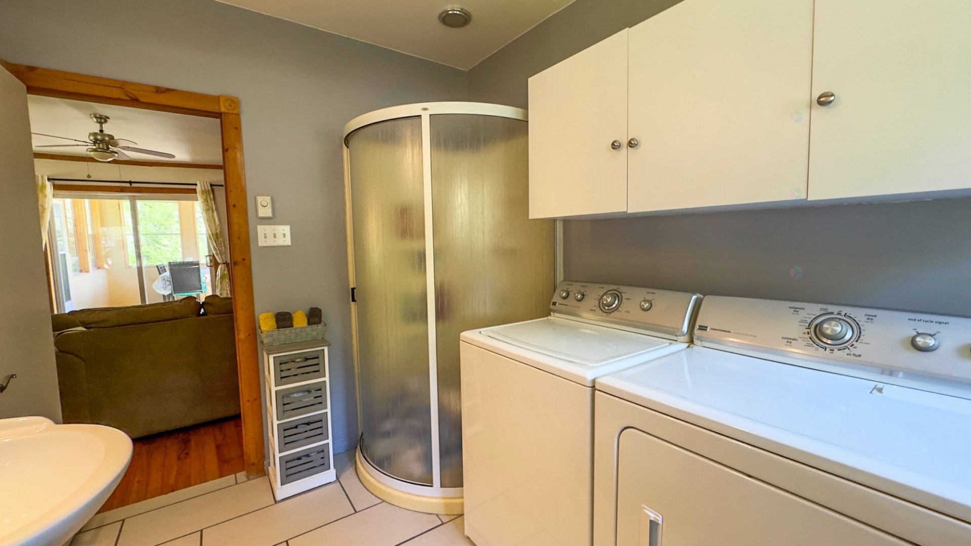 Salle de bains - 5041 Ch. Lost River, Harrington, QC - Indoor Photo Showing Laundry Room