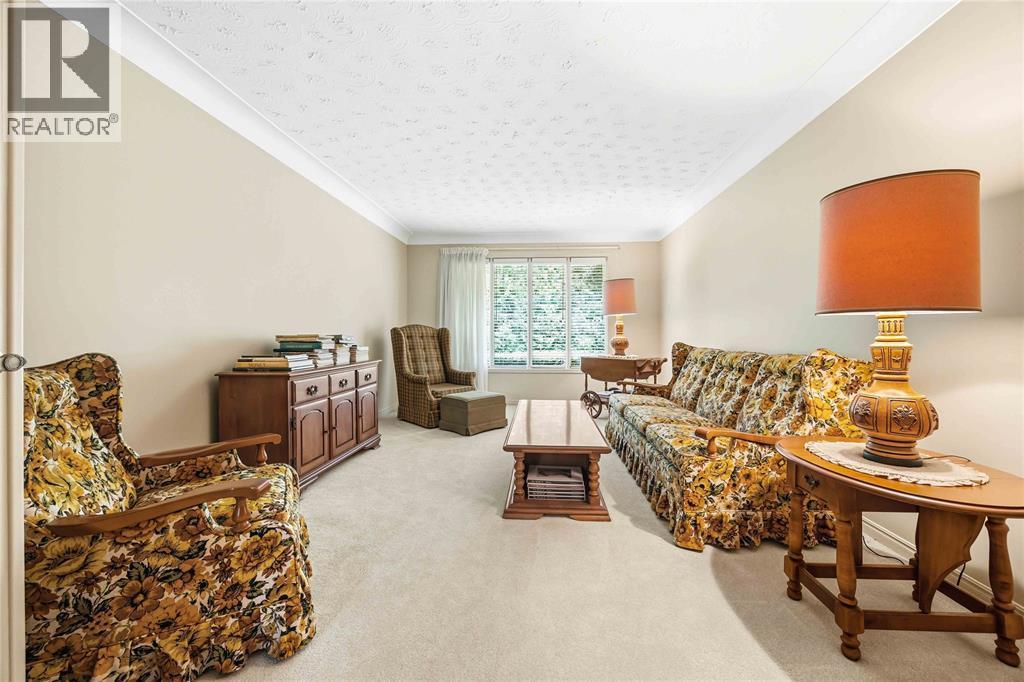 632 Esser Crescent, Sarnia, ON - Indoor Photo Showing Other Room