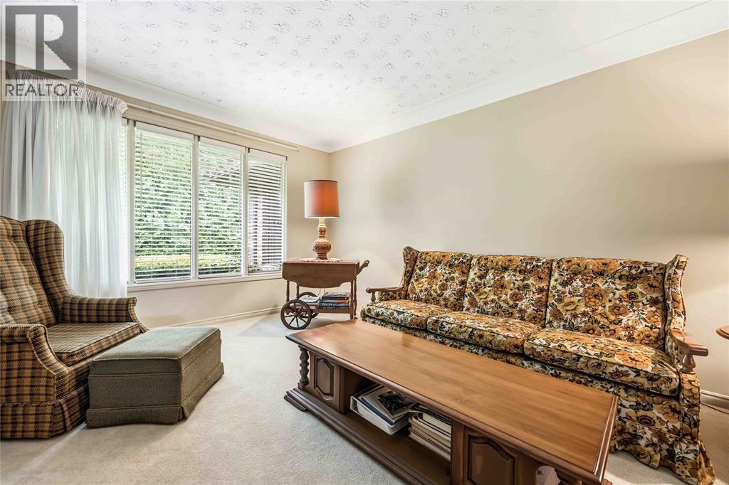 632 Esser Crescent, Sarnia, ON - Indoor Photo Showing Living Room