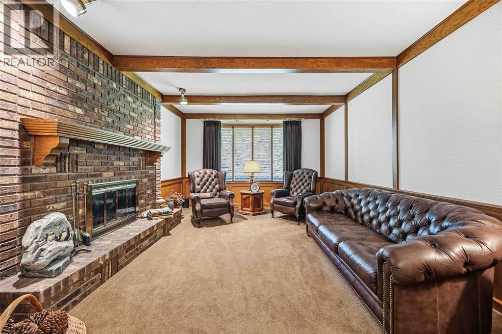 632 Esser Crescent, Sarnia, ON - Indoor Photo Showing Living Room With Fireplace