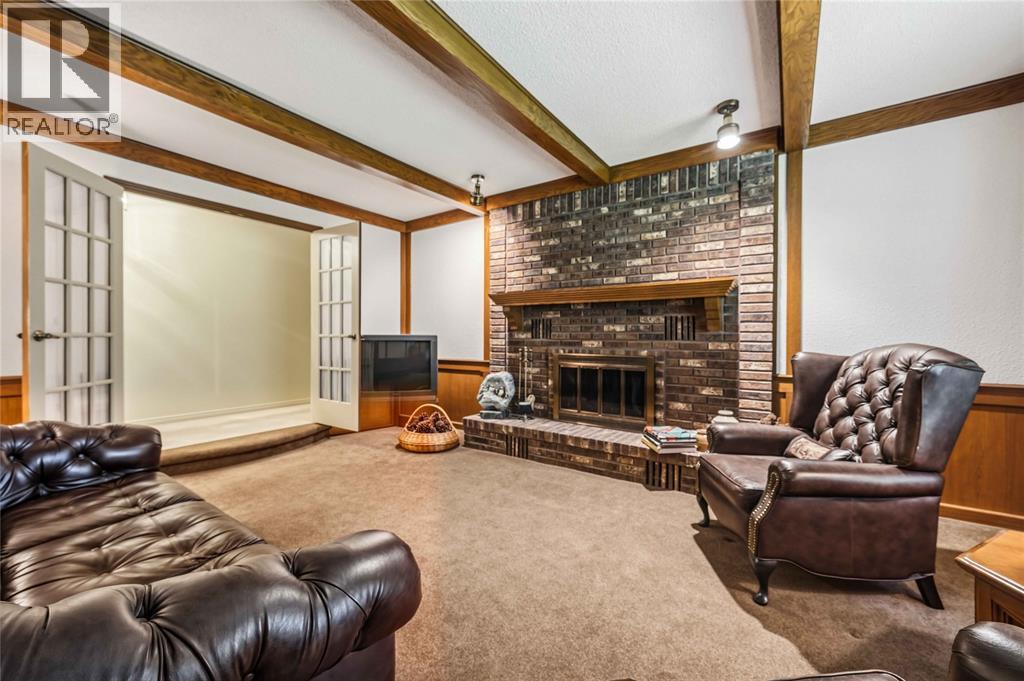 632 Esser Crescent, Sarnia, ON - Indoor Photo Showing Living Room With Fireplace