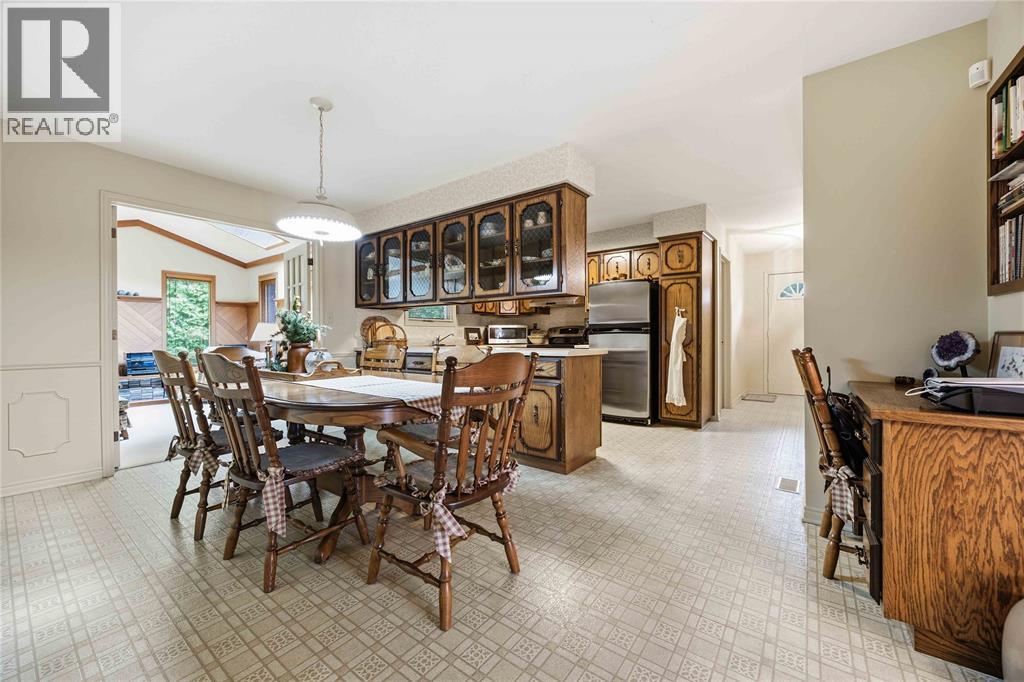 632 Esser Crescent, Sarnia, ON - Indoor Photo Showing Dining Room