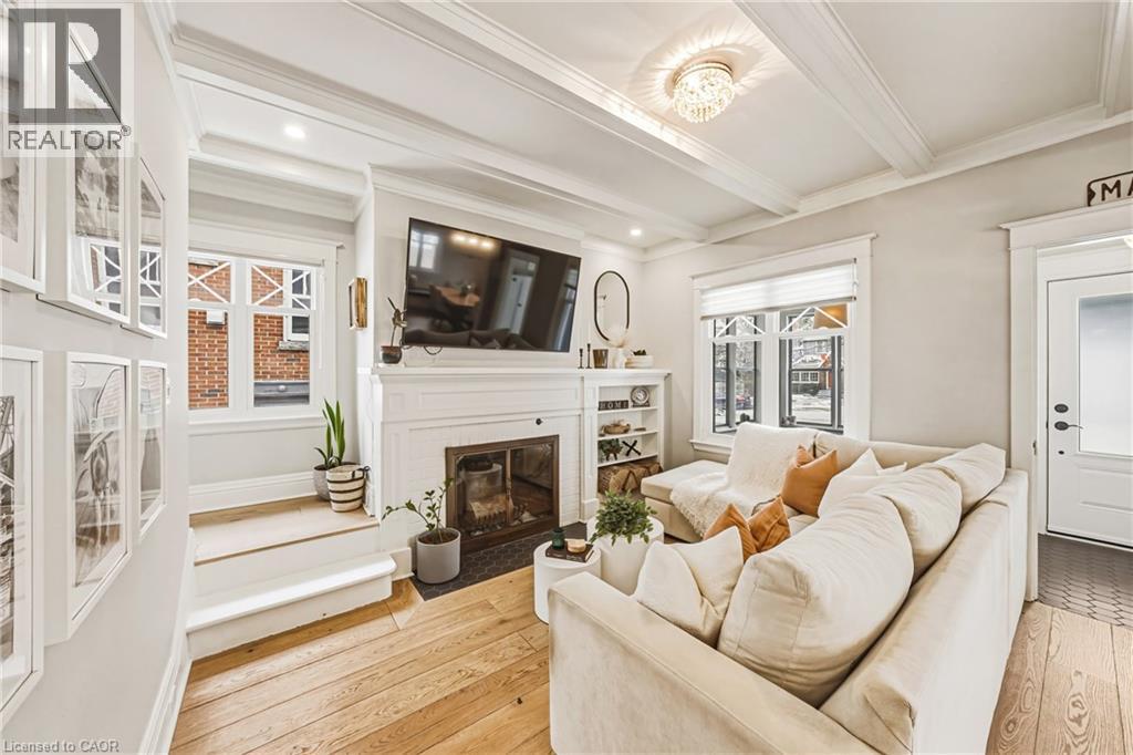 6 Nelles Boulevard, Grimsby, ON - Indoor Photo Showing Living Room With Fireplace
