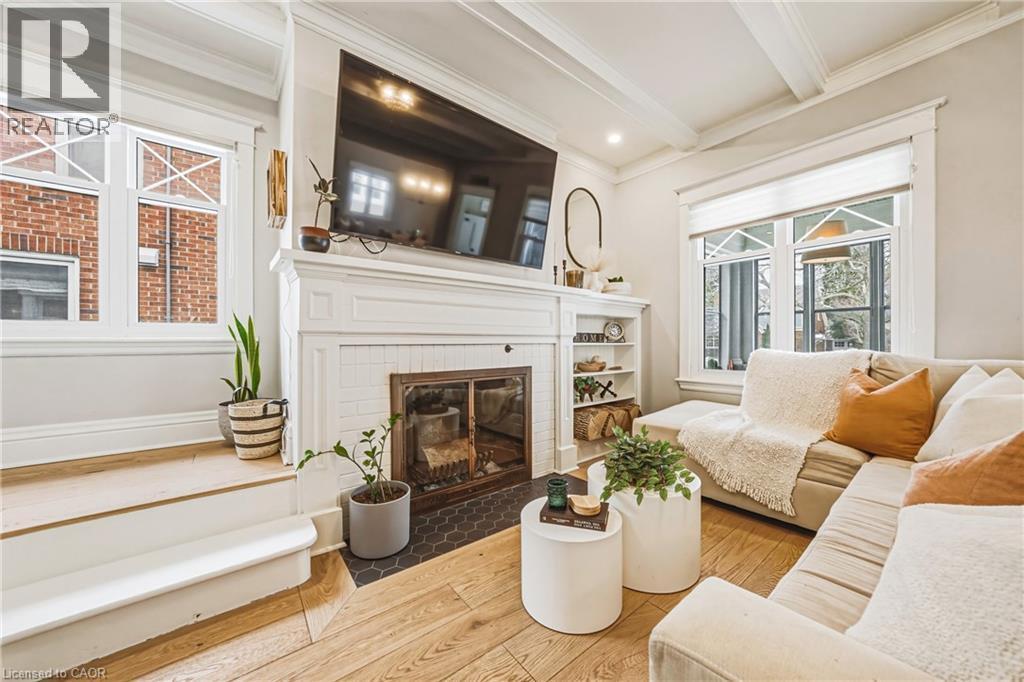6 Nelles Boulevard, Grimsby, ON - Indoor Photo Showing Living Room With Fireplace