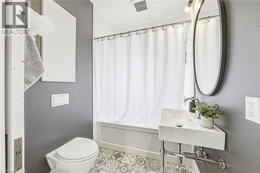 6 Nelles Boulevard, Grimsby, ON - Indoor Photo Showing Bathroom