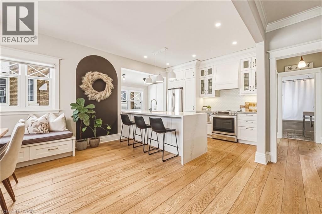6 Nelles Boulevard, Grimsby, ON - Indoor Photo Showing Kitchen With Upgraded Kitchen