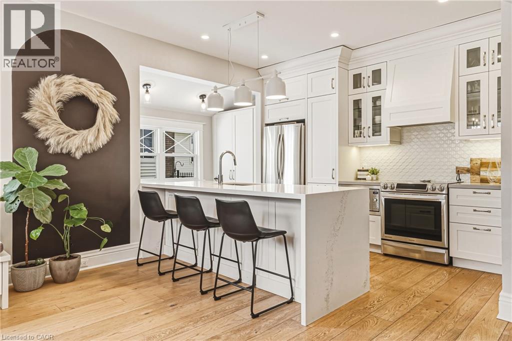 6 Nelles Boulevard, Grimsby, ON - Indoor Photo Showing Kitchen With Upgraded Kitchen