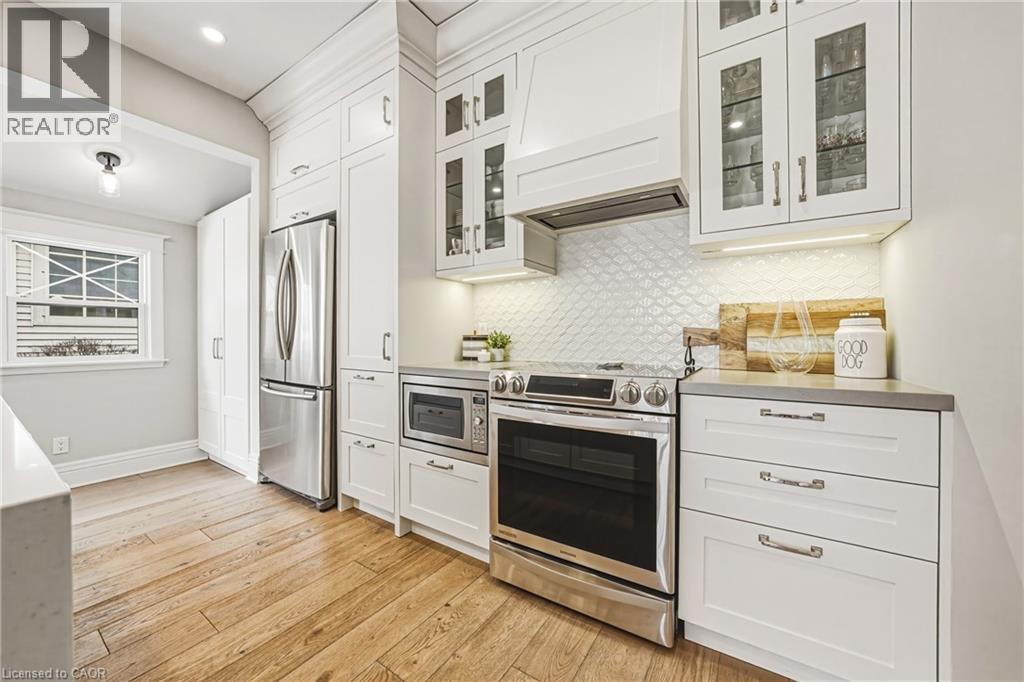 6 Nelles Boulevard, Grimsby, ON - Indoor Photo Showing Kitchen With Upgraded Kitchen