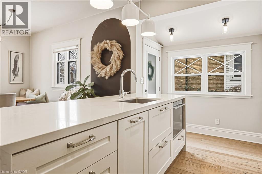 6 Nelles Boulevard, Grimsby, ON - Indoor Photo Showing Kitchen