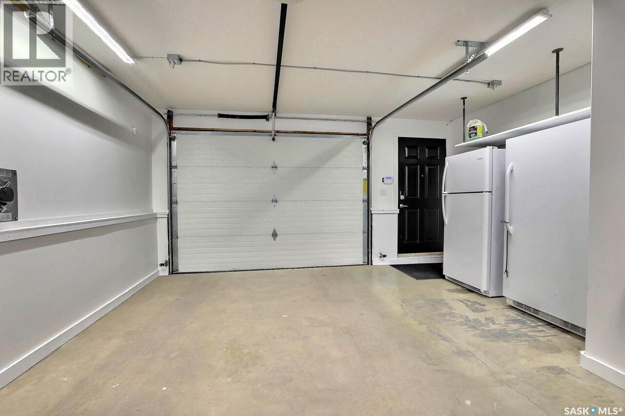 1456 Mccarthy Boulevard, Regina, SK - Indoor Photo Showing Garage