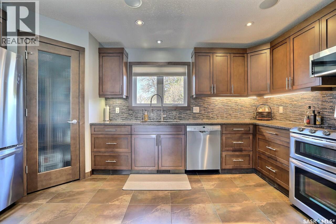 1456 Mccarthy Boulevard, Regina, SK - Indoor Photo Showing Kitchen With Upgraded Kitchen