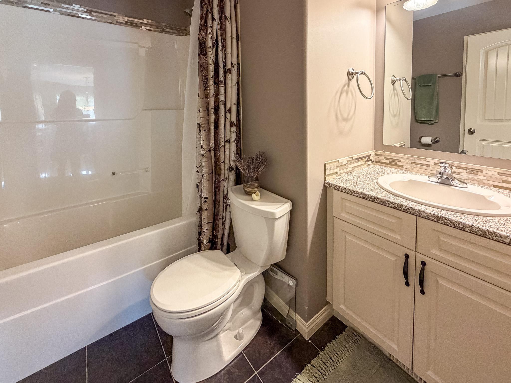 1417 21St Street, Cranbrook, BC - Indoor Photo Showing Bathroom