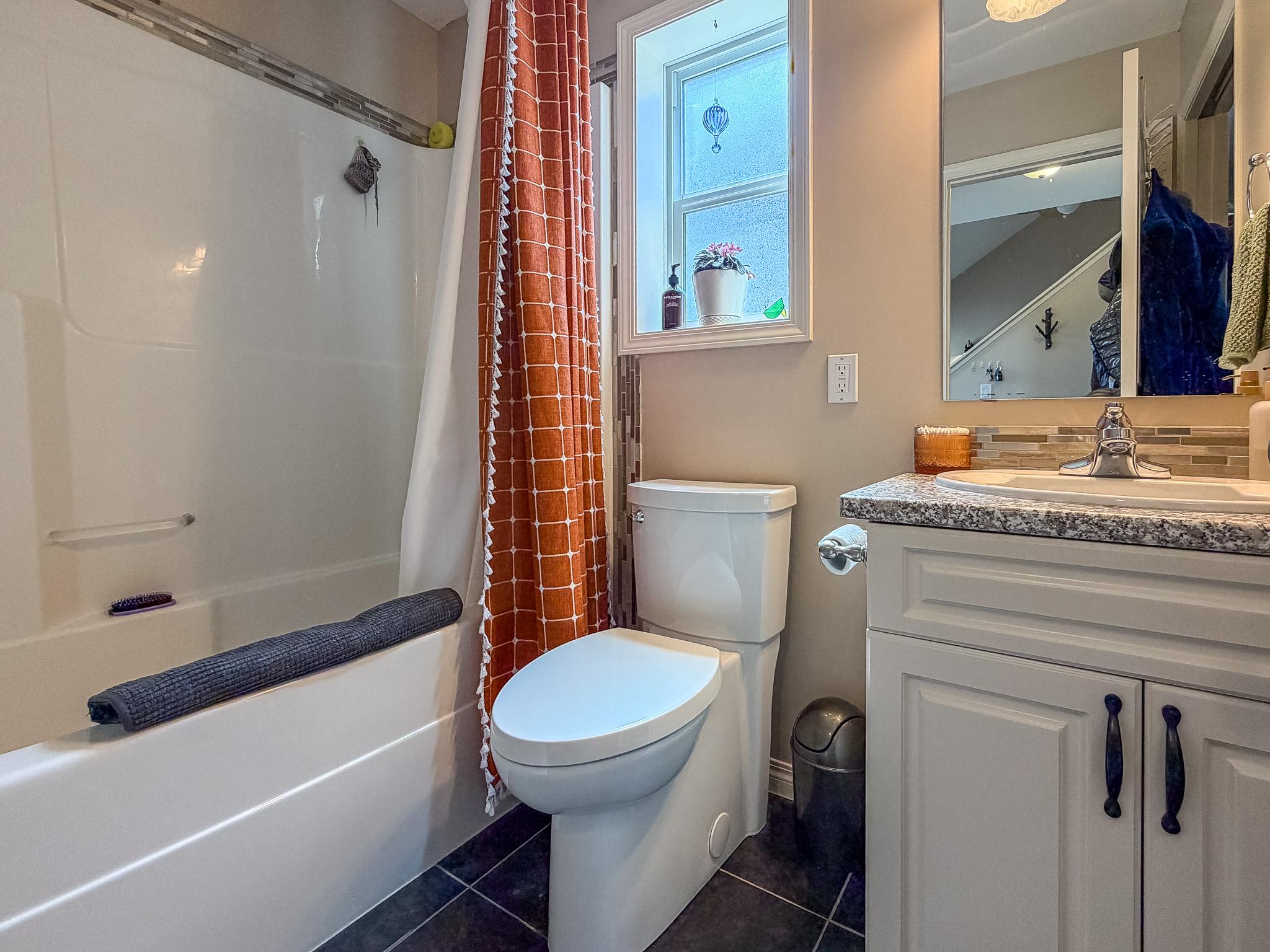 1417 21St Street, Cranbrook, BC - Indoor Photo Showing Bathroom