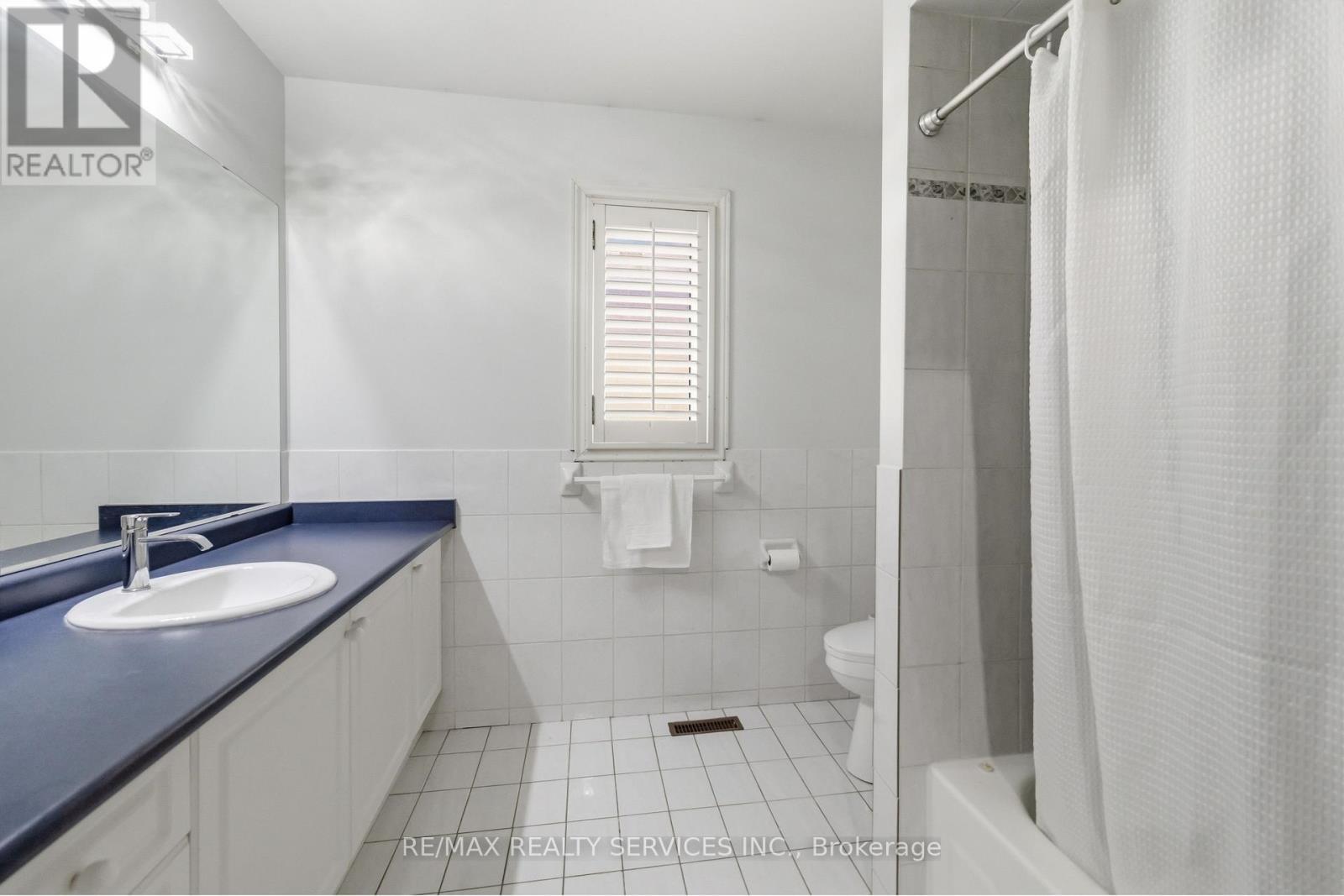 8 Pacific Wind Crescent, Brampton, ON - Indoor Photo Showing Bathroom