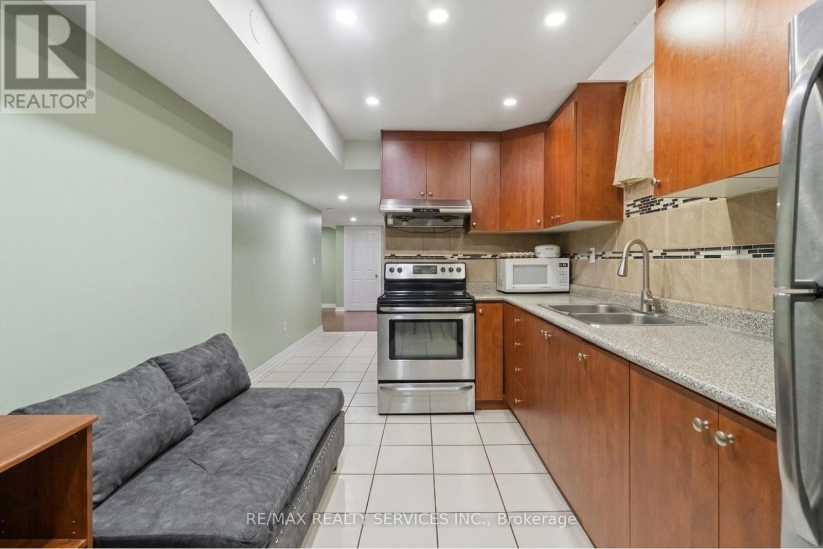 8 Pacific Wind Crescent, Brampton, ON - Indoor Photo Showing Kitchen With Double Sink