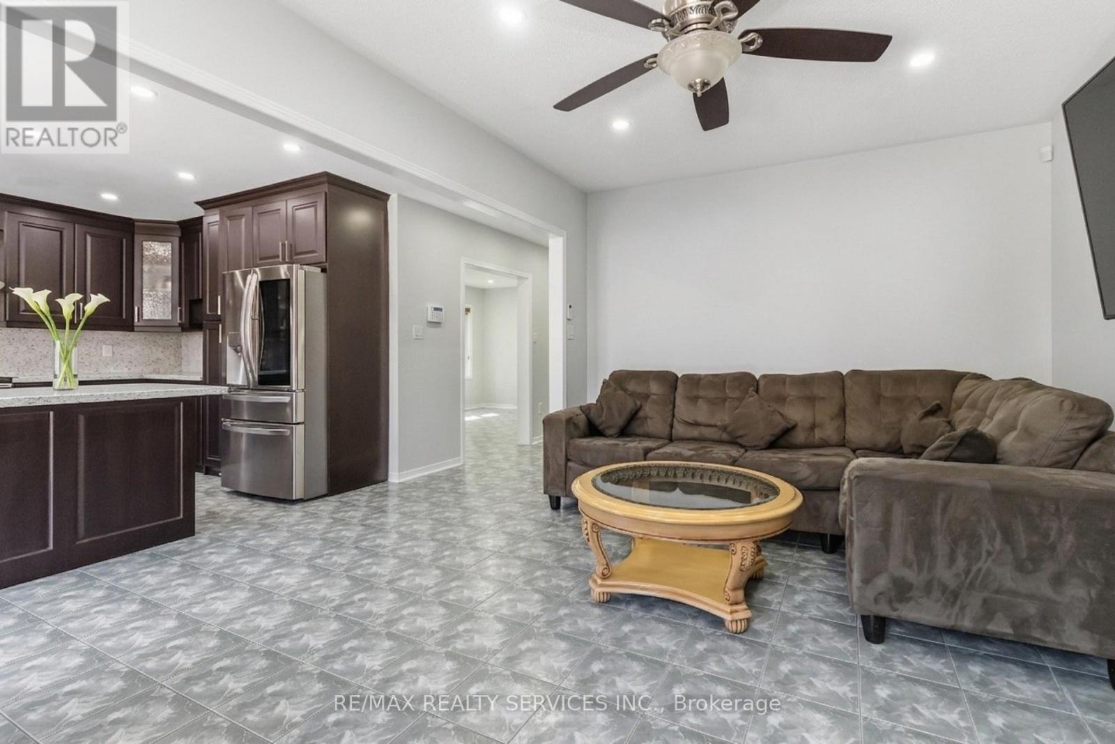8 Pacific Wind Crescent, Brampton, ON - Indoor Photo Showing Kitchen