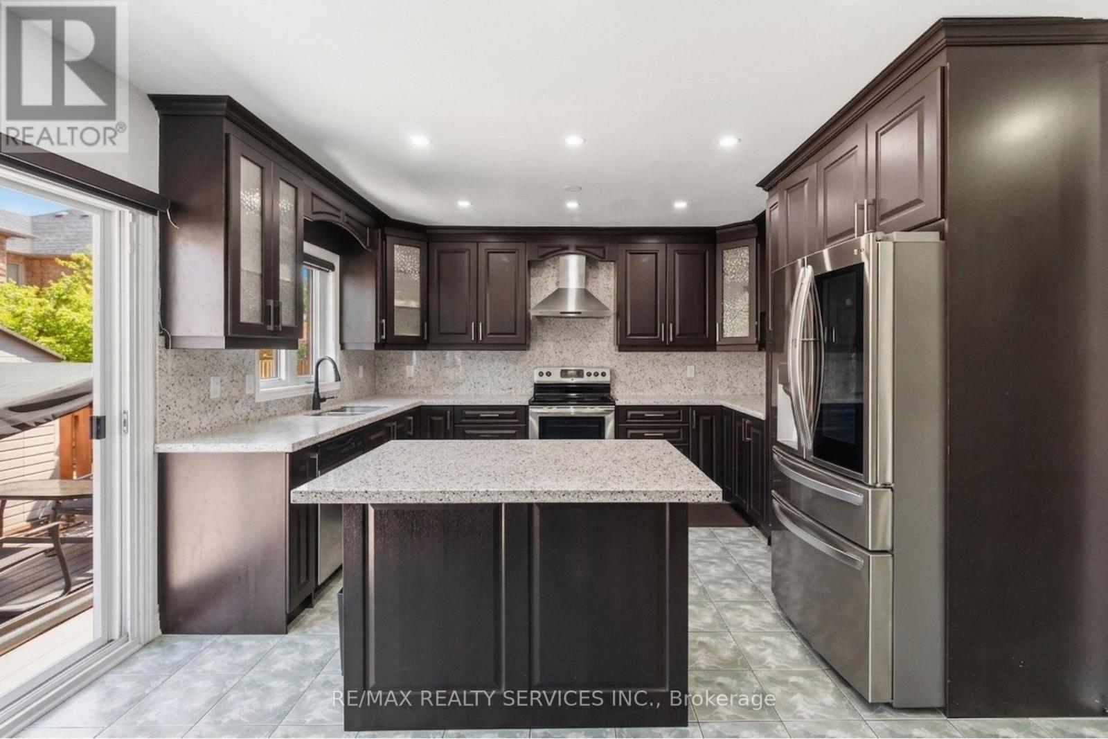 8 Pacific Wind Crescent, Brampton, ON - Indoor Photo Showing Kitchen With Upgraded Kitchen