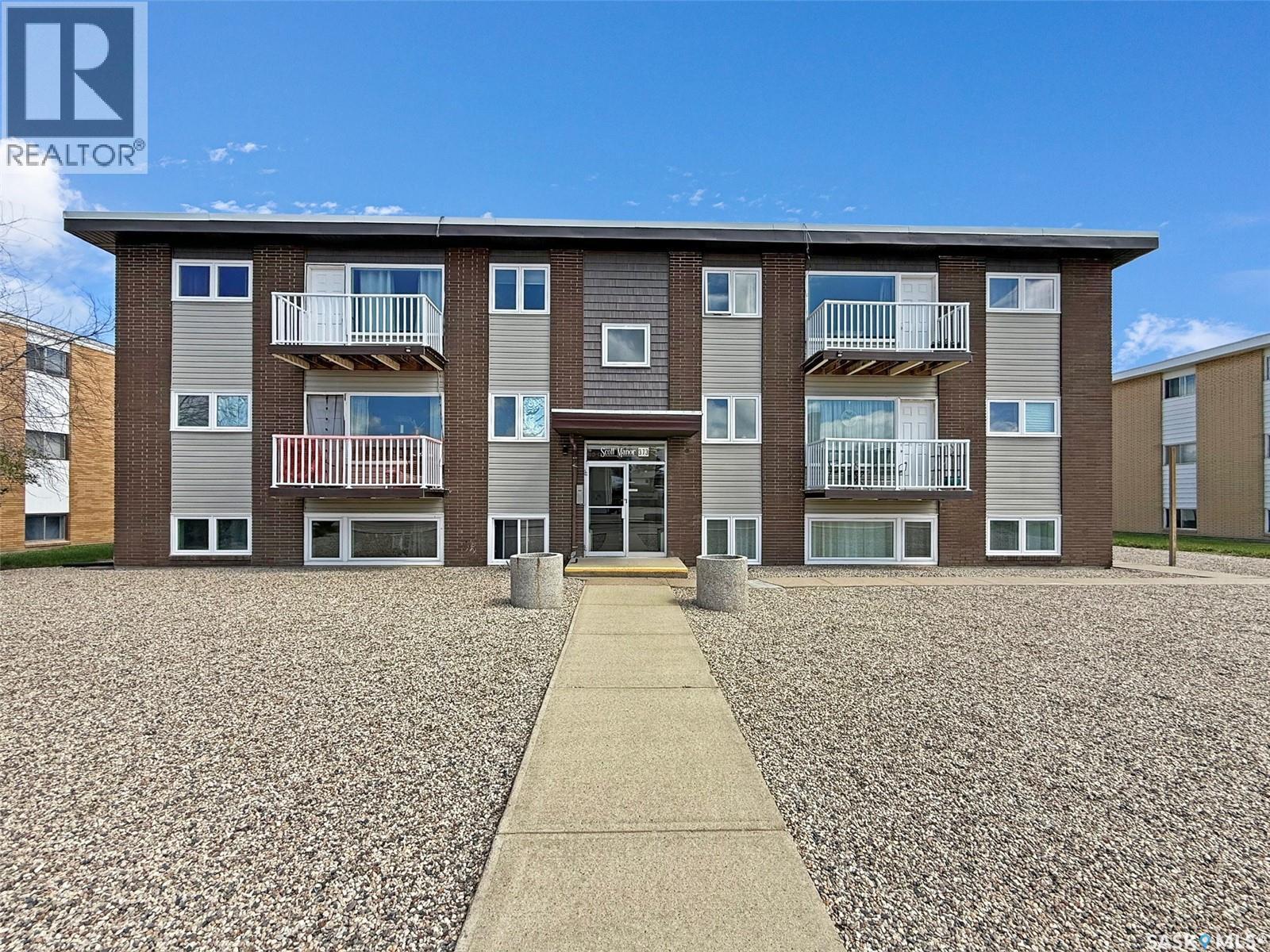 373 2Nd Avenue Se, Swift Current, SK - Outdoor With Facade