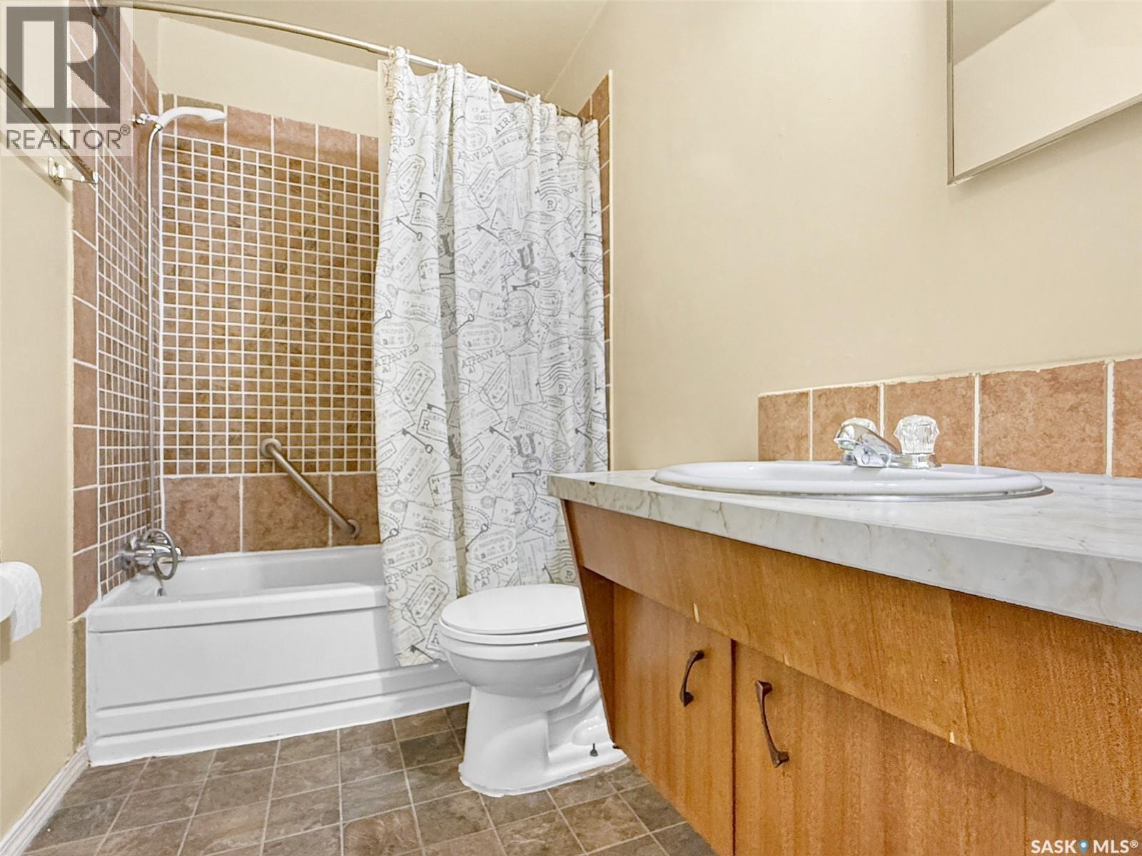 373 2Nd Avenue Se, Swift Current, SK - Indoor Photo Showing Bathroom