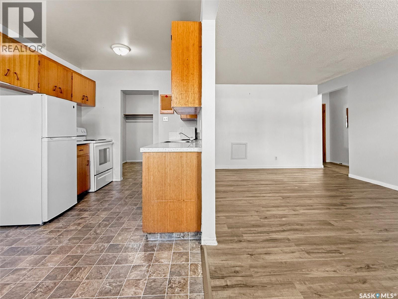 373 2Nd Avenue Se, Swift Current, SK - Indoor Photo Showing Kitchen
