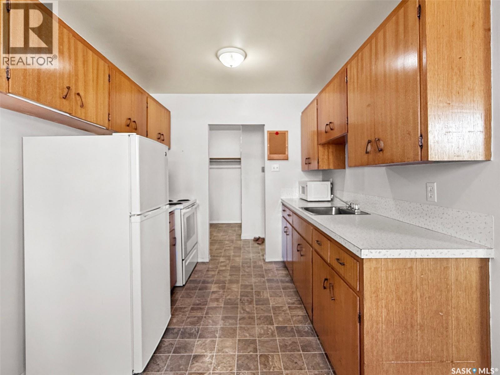 373 2Nd Avenue Se, Swift Current, SK - Indoor Photo Showing Kitchen