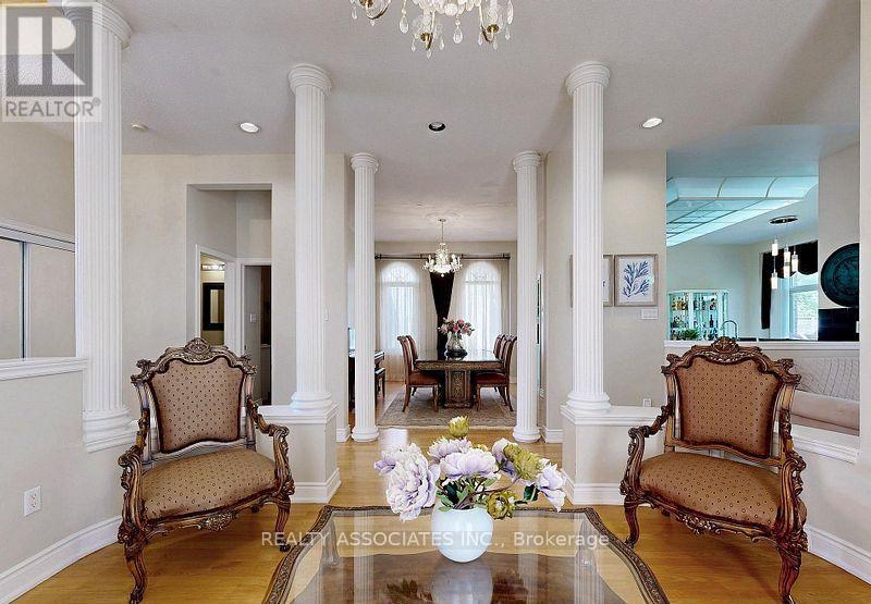 2 Lord Nelson Court, Richmond Hill, ON - Indoor Photo Showing Living Room