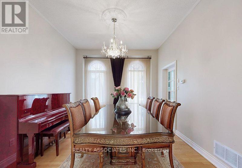 2 Lord Nelson Court, Richmond Hill, ON - Indoor Photo Showing Dining Room
