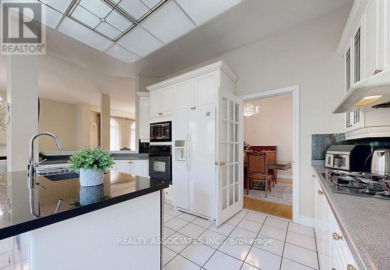2 Lord Nelson Court, Richmond Hill, ON - Indoor Photo Showing Kitchen