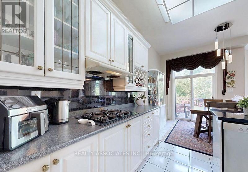 2 Lord Nelson Court, Richmond Hill, ON - Indoor Photo Showing Kitchen