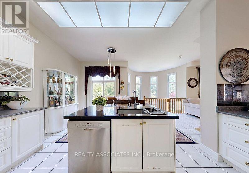 2 Lord Nelson Court, Richmond Hill, ON - Indoor Photo Showing Kitchen With Double Sink