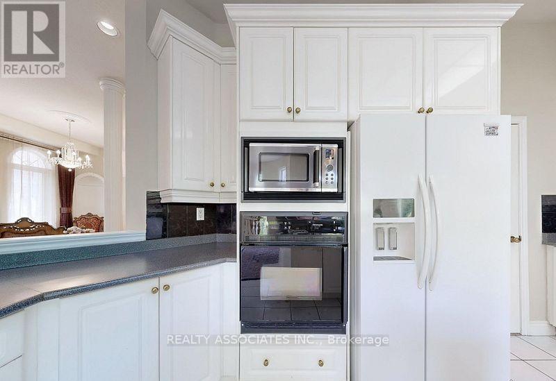 2 Lord Nelson Court, Richmond Hill, ON - Indoor Photo Showing Kitchen