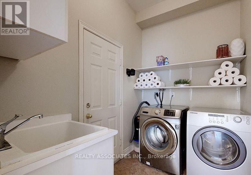 2 Lord Nelson Court, Richmond Hill, ON - Indoor Photo Showing Laundry Room