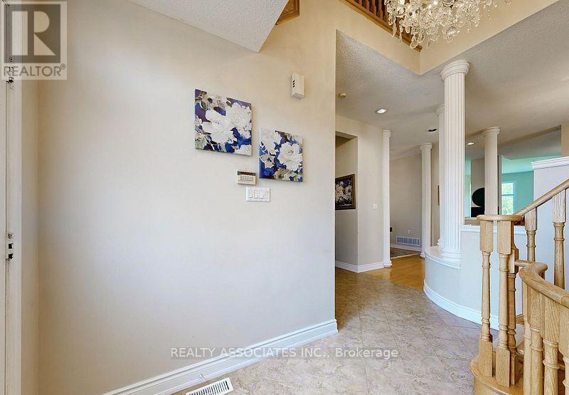 2 Lord Nelson Court, Richmond Hill, ON - Indoor Photo Showing Other Room