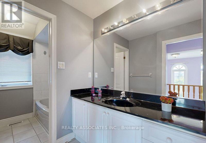 2 Lord Nelson Court, Richmond Hill, ON - Indoor Photo Showing Bathroom