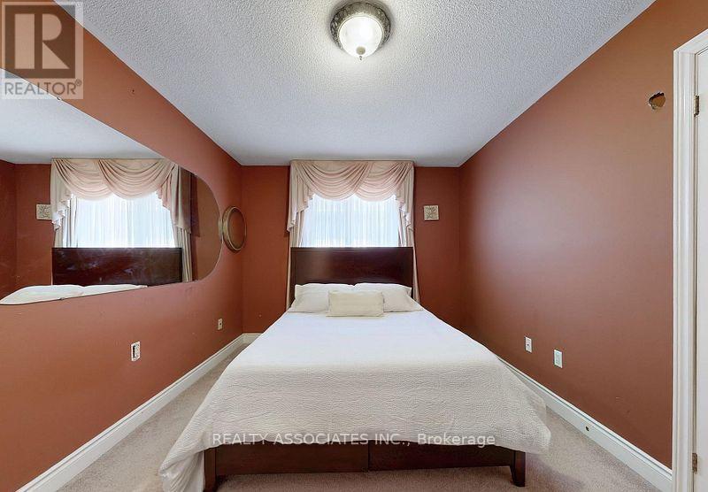 2 Lord Nelson Court, Richmond Hill, ON - Indoor Photo Showing Bedroom