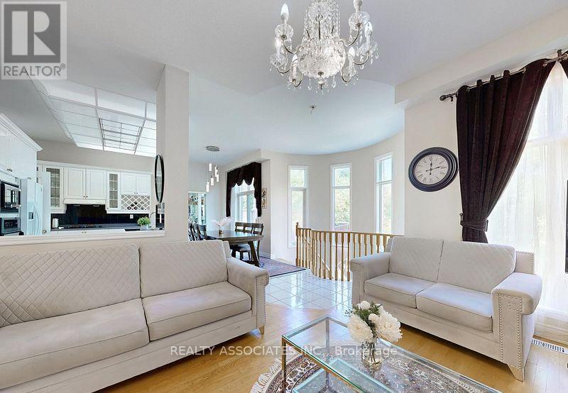 2 Lord Nelson Court, Richmond Hill, ON - Indoor Photo Showing Living Room