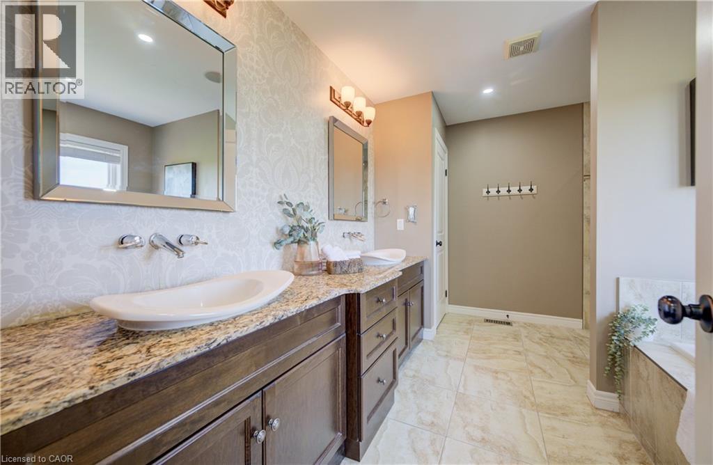 264 Evens Pond Crescent, Kitchener, ON - Indoor Photo Showing Bathroom