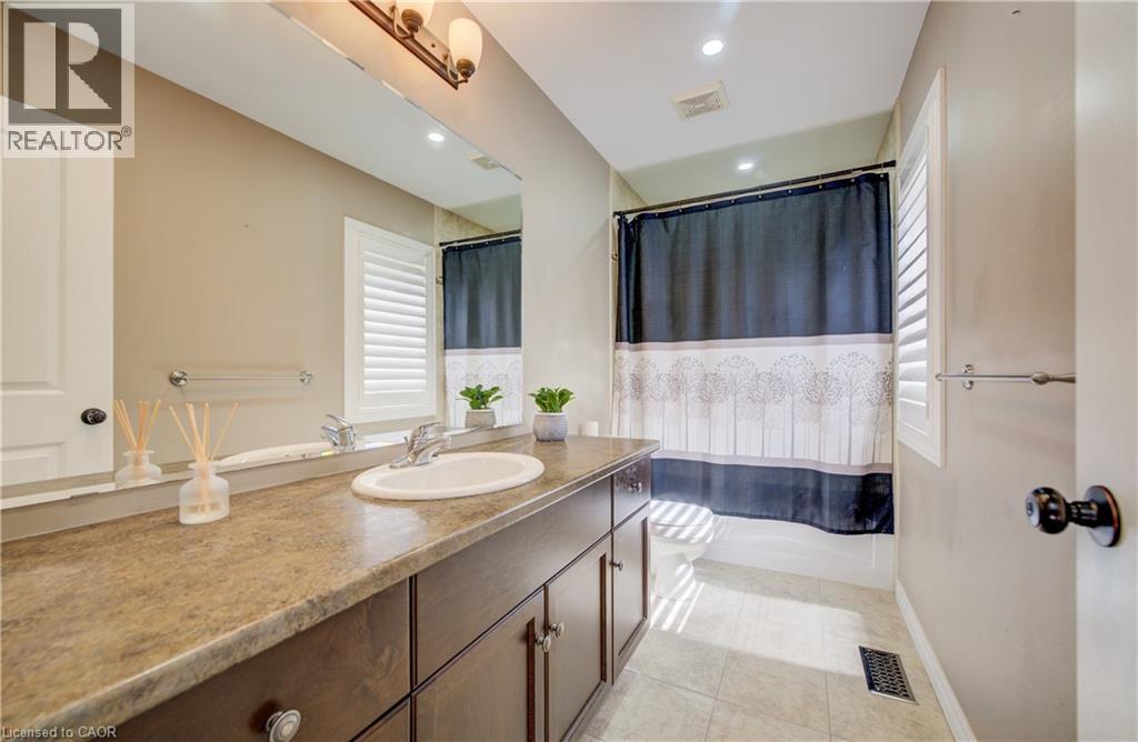 264 Evens Pond Crescent, Kitchener, ON - Indoor Photo Showing Bathroom