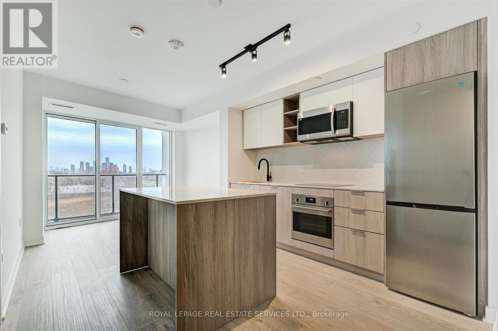 #523 - 36 Zorra Street, Toronto, ON - Indoor Photo Showing Kitchen